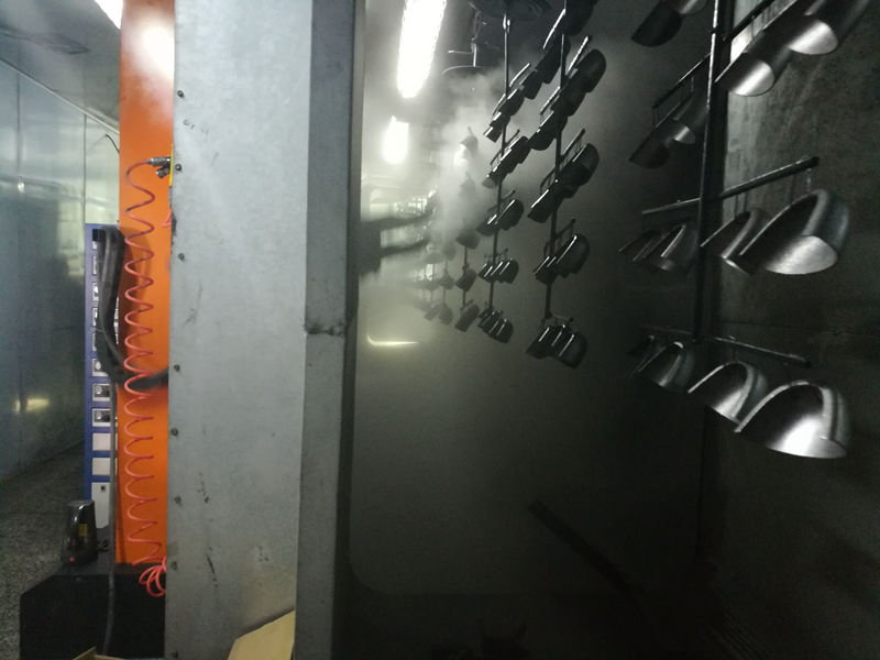 安全鞋鋼包頭自動(dòng)靜電噴粉涂裝線